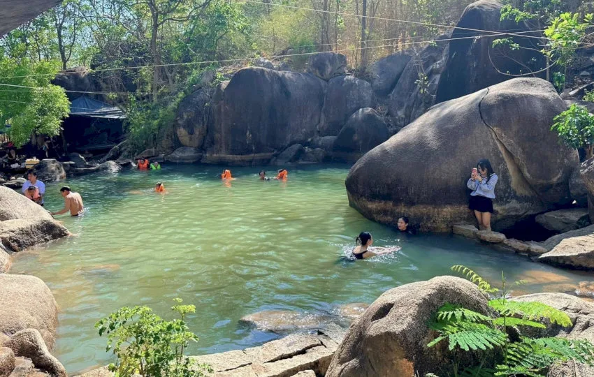 cac-diem-check-in-thu-vi-tren-cung-duong-trekking-nui-dinh-az