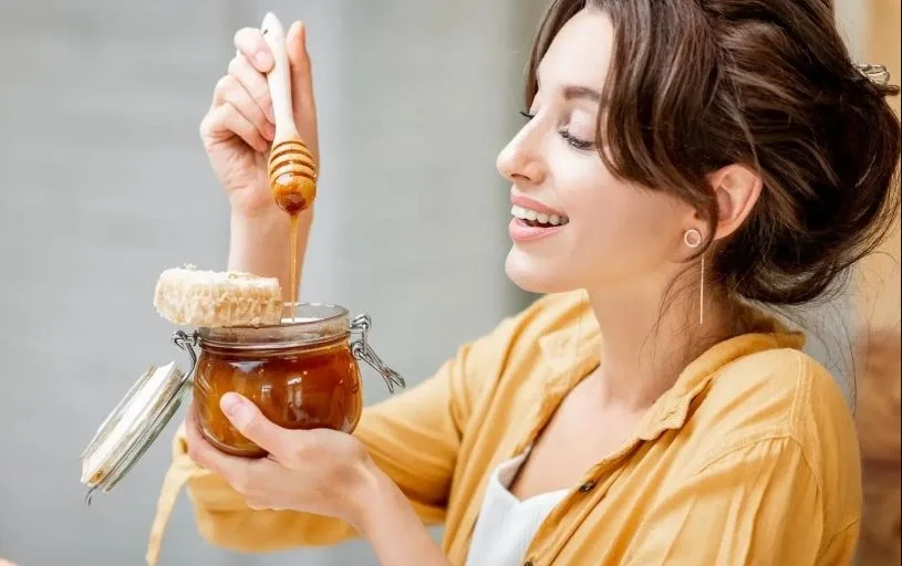 Kết hợp nước nghệ tươi với mật ong-a
